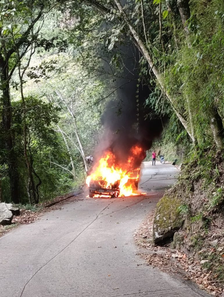 Vehículo se incendió en la carretera de Choroní elsiglo.com.ve