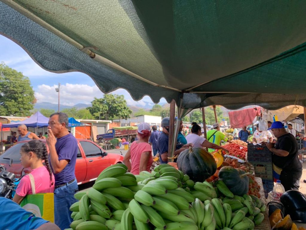 Comerciantes en las adyacencias del Mercado Libre se mantienen activos elsiglo.com.ve