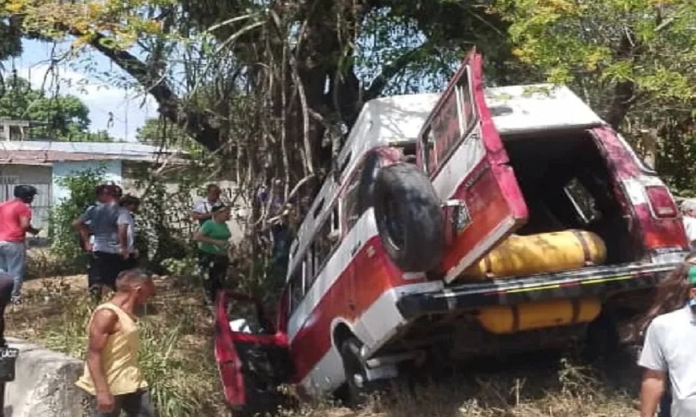 Ocho personas heridas al chocar transporte público contra un árbol elsiglo.com.ve