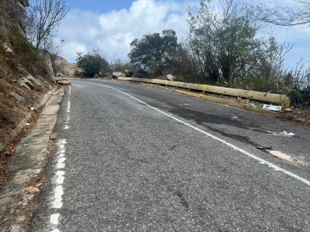 Camioneta de pasajeros se estrelló contra una roca grande en Ocumare elsiglo.com.ve