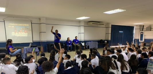 En Los Próceres se erigieron unos 300 «Embajadores del Azul»