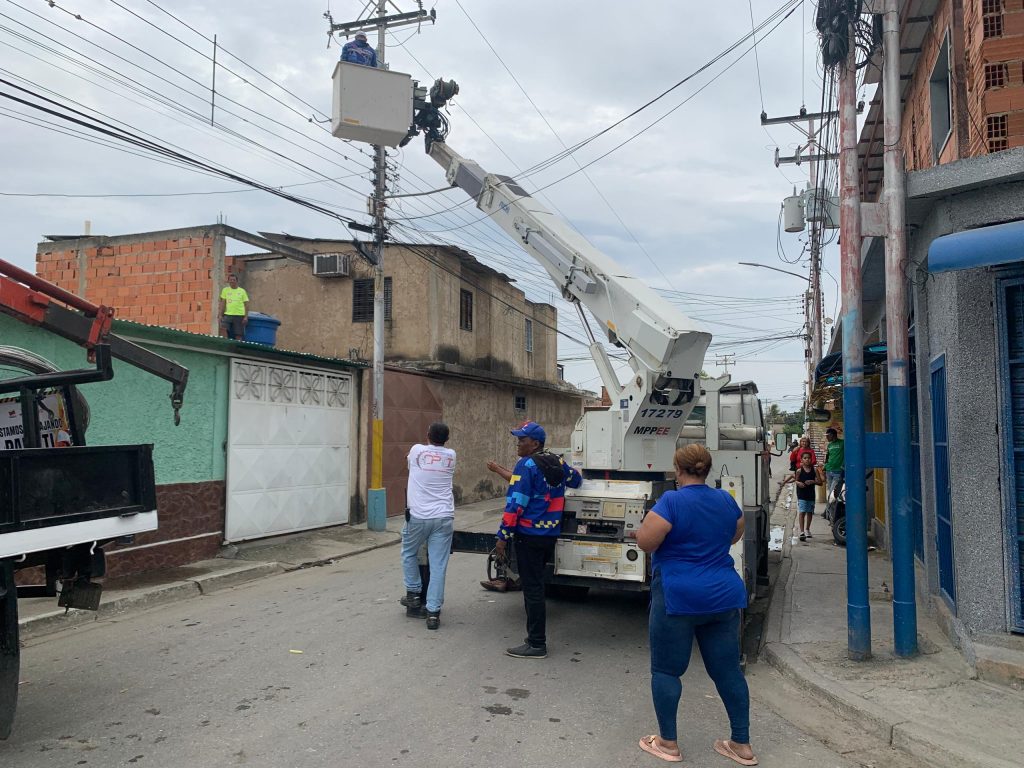 Instalación de transformadores devuelve la luz a dos sectores de Mariño elsiglo.com.ve