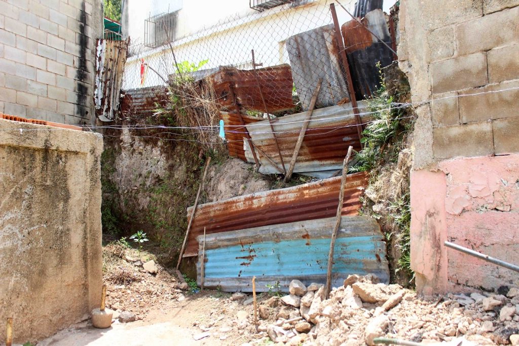 La mano amiga de elsiglo: Vivienda en peligro ante colapso de muro de contención elsiglo.com.ve