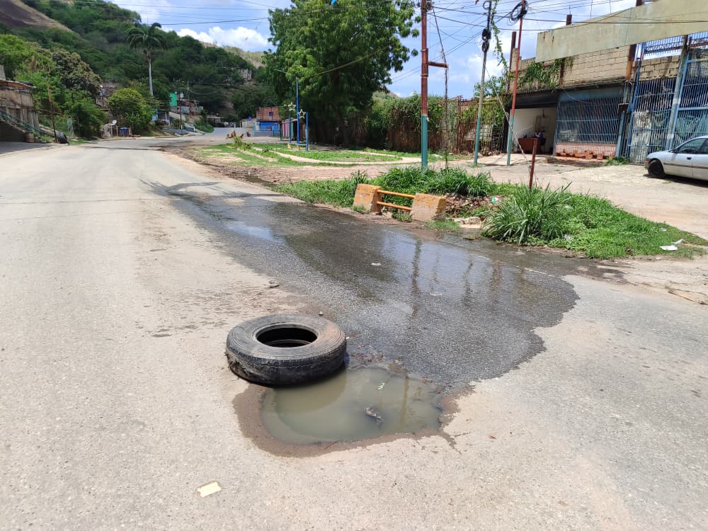Cloaca colapsada afecta a vecinos de la Panamericana elsiglo.com.ve
