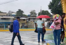 Lluvia obligó a los maracayeros a sacar sus paraguas y ponchos