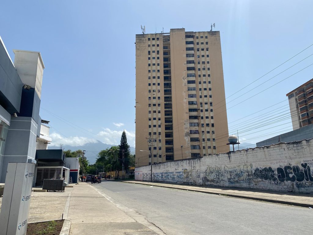 Expertos evaluaron daños estructurales en Abitare 2002 elsiglo.com.ve