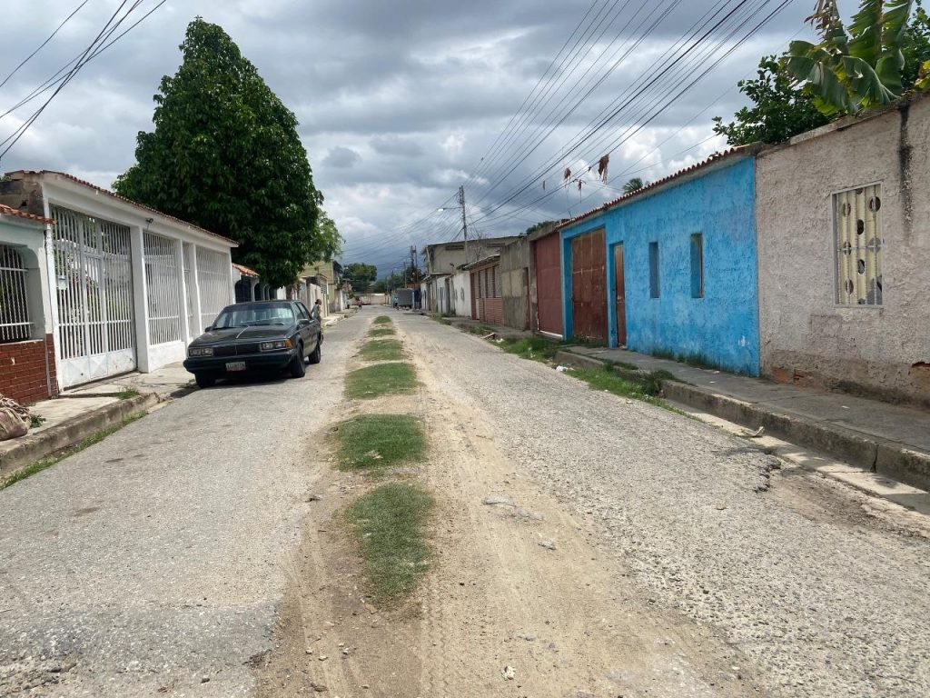 Denuncian deterioro vial en la calle Piar de José Antonio Pá
