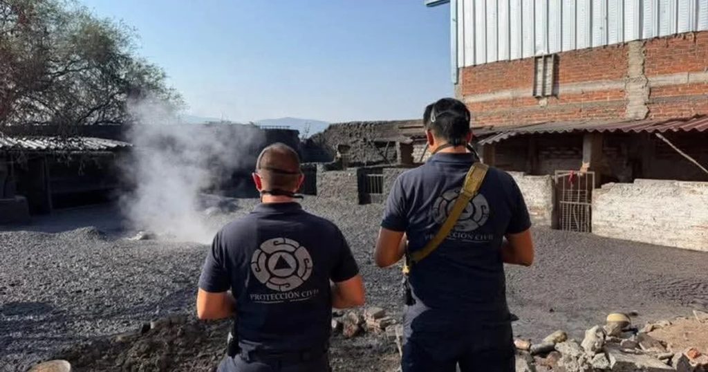 Investigan nacimiento de géiser en el patio de una casa