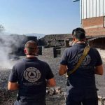 Investigan nacimiento de géiser en el patio de una casa
