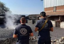Investigan nacimiento de géiser en el patio de una casa