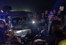 Heridos dos hombres al impactar moto donde viajaban contra una camioneta