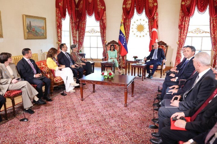Presidenta encargada revisa mapa de cooperación es