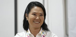 Keiko Fujimori admite un “empate técnico” y anticipa que respetará los resultados "Nos encontramos en un empate técnico, hasta el momento no hay ningún ganador en esta contienda, por tal razón, serán días largo hasta conocerlo. Sería irresponsable definir el resultado en base a una muestra como es el conteo rápido que utiliza aproximadamente 1.000 actas de 90.000 que se tiene a nivel nacional", dijo Fujimori en un breve pronunciamiento.