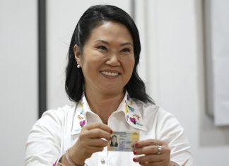 Keiko Fujimori admite un “empate técnico” y anticipa que respetará los resultados "Nos encontramos en un empate técnico, hasta el momento no hay ningún ganador en esta contienda, por tal razón, serán días largo hasta conocerlo. Sería irresponsable definir el resultado en base a una muestra como es el conteo rápido que utiliza aproximadamente 1.000 actas de 90.000 que se tiene a nivel nacional", dijo Fujimori en un breve pronunciamiento.