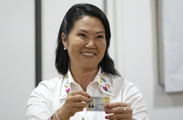 Keiko Fujimori admite un “empate técnico” y anticipa que respetará los resultados "Nos encontramos en un empate técnico, hasta el momento no hay ningún ganador en esta contienda, por tal razón, serán días largo hasta conocerlo. Sería irresponsable definir el resultado en base a una muestra como es el conteo rápido que utiliza aproximadamente 1.000 actas de 90.000 que se tiene a nivel nacional", dijo Fujimori en un breve pronunciamiento.
