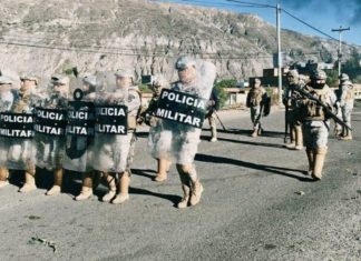 Civiles, policías y militares desbloquean vía a zona productora de alimentos en Bolivia