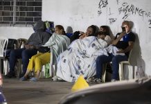 Plazas, avenidas y vehículos se transformaron en dormitorios tras terremotos en Venezuela
