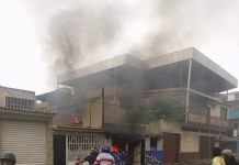 Pérdida total tras incendiarse una vivienda en 23 de Enero El siniestro se inició alrededor de las 10:00 a.m., momento en que las intensas llamas y las densas columnas de humo alertaron a los habitantes de la calle Negro Primero con Principal de este sector. Hasta los momentos, se desconocen las causas exactas de este incendio.