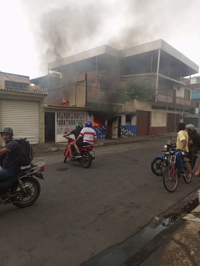 Pérdida total tras incendiarse una vivienda en 23 de Enero