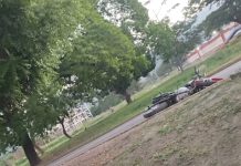 Falleció motorizado tras impactar con un poste en la Intercomunal El percance vial ocurrió aproximadamente a las 5:30 de la mañana, cuando el individuo, quien se desplazaba en una motocicleta, presuntamente perdió el control de la unidad, impactando violentamente contra el brocal de una isla, un poste y un árbol.