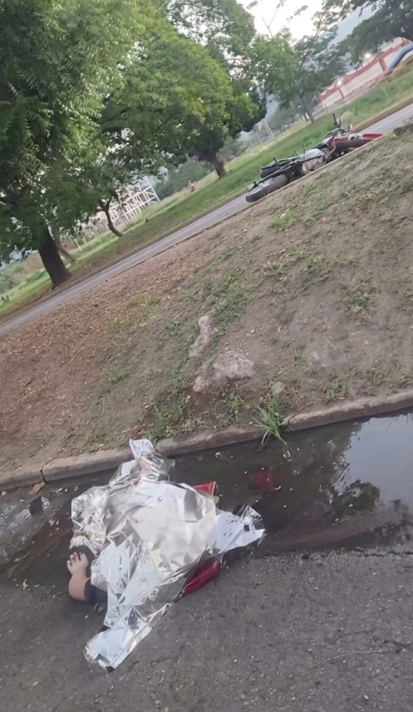 Falleció motorizado tras impactar con un poste en la Intercomunal elsiglo.com.ve