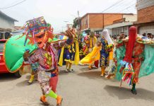 Diablos Danzantes se rindieron ante el Santísimo Sacramento Simón Tovar, primer capataz de los Diablos Danzantes de Devotos de Turiamo, expresó con emoción su satisfacción por cumplir una vez más con las promesas realizadas, postrándose al Santísimo Sacramento del Altar. "Y él nos ha cumplido y, por lo tanto, aquí estamos dándole las gracias", comentó.