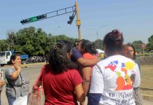 Continúan labores de rescate en Bosque Lindo Familiares se aglomeran fuera del cordón de seguridad, a la espera de noticias sobre sus parientes desaparecidos. Una luz de esperanza persiste entre los presentes, pues creen que algunos sobrevivientes podrían estar atrapados en el sótano del edificio, que al parecer no colapsó por completo. Los escombros, sin embargo, han imposibilitado hasta ahora el acceso. Los familiares prefirieron no declarar ante la angustia que representa la situación.