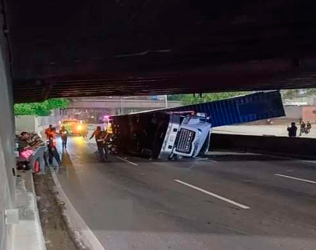 Tres personas murieron al caer container sobre vehículo elsiglo.com.ve