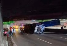 Tres personas murieron al caer container sobre vehículo En el percance participó una unidad de carga pesada que impactó contra la estructura elevada del distribuidor. Tras el fuerte choque, el vehículo volcó y su contenedor se desprendió, siendo expulsado hacia el canal contrario, donde cayó sobre una camioneta y tres motocicletas que circulaban por la vía.