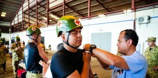 El Salvador envía contingente humanitario a Venezuela tras devastadores terremotos La asistencia humanitaria, enviada por el gobierno del presidente salvadoreño Nayib Bukele a través de su Cancillería, contempla un contingente total de 300 rescatistas y paramédicos, acompañados por unidades caninas de búsqueda. Asimismo, el cargamento incluye 50 toneladas de insumos que abarcan medicamentos de primera necesidad, alimentos no perecederos, kits de asistencia médica primaria y equipos logísticos especializados para operaciones de salvamento en estructuras colapsadas.