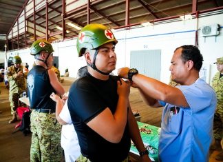 El Salvador envía contingente humanitario a Venezuela tras devastadores terremotos La asistencia humanitaria, enviada por el gobierno del presidente salvadoreño Nayib Bukele a través de su Cancillería, contempla un contingente total de 300 rescatistas y paramédicos, acompañados por unidades caninas de búsqueda. Asimismo, el cargamento incluye 50 toneladas de insumos que abarcan medicamentos de primera necesidad, alimentos no perecederos, kits de asistencia médica primaria y equipos logísticos especializados para operaciones de salvamento en estructuras colapsadas.