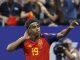 4-0. Vuelve Lamine Yamal, vuelve España Dijo en la víspera del partido Georgios Donis, entrenador de Arabia Saudí, que España era menos España sin Lamine Yamal y Nico Williams en las bandas. Tenía razón. Solo Lamine Yamal, en su primera titularidad, se la dio.