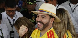 Abelardo de la Espriella, el tigre que da el zarpazo por la Presidencia de Colombia Con esta eventual victoria, De la Espriella, fundador hace once meses del movimiento Defensores de la Patria, corona en su primer intento una vertiginosa ascensión política ya que de una exitosa y cuestionada carrera profesional como abogado penalista, sin ninguna experiencia de Gobierno, pasa a ser el presidente electo de Colombia.