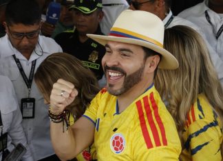 Abelardo de la Espriella, el tigre que da el zarpazo por la Presidencia de Colombia Con esta eventual victoria, De la Espriella, fundador hace once meses del movimiento Defensores de la Patria, corona en su primer intento una vertiginosa ascensión política ya que de una exitosa y cuestionada carrera profesional como abogado penalista, sin ninguna experiencia de Gobierno, pasa a ser el presidente electo de Colombia.