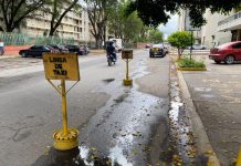 Taxistas resisten ante el avance de aplicaciones y la crisis de gasolina Los taxistas tradicionales, aquellos que han dedicado décadas de su vida a recorrer las calles de la ciudad, se encuentran hoy en una encrucijada donde convergen la proliferación de aplicaciones móviles de transporte, la crisis del combustible y el golpeado bolsillo del ciudadano común.