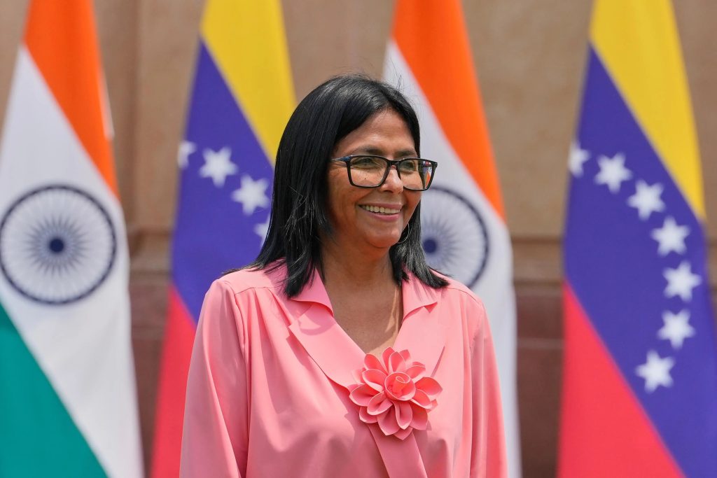 Delcy Rodríguez emprende regreso a Venezuela tras gira energ