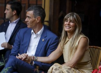 Justicia de España envía a juicio a la esposa de Pedro Sánchez