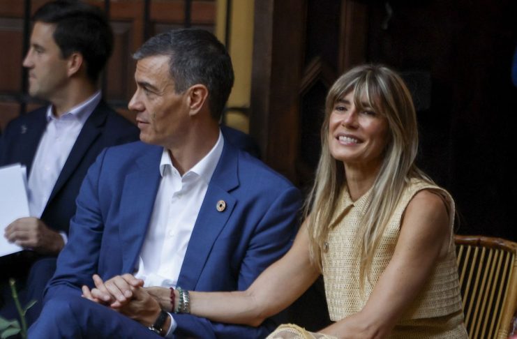 Justicia de España envía a juicio a la esposa de Pedro Sánchez