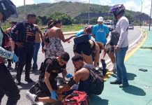 Cuatro heridos en accidente de tránsito durante la celebración del Día del Padre El siniestro vial ocurrió específicamente a la altura de la urbanización Montaña Fresca. Para el momento, un auto marca Nissan, modelo Sentra, color gris, identificado con las placas AA013IL, transitaba por la referida arteria vial cuando sufrió una presunta falla mecánica.
