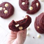GALLETAS RED VELVET CON CHISPAS DE CHOCOLATE