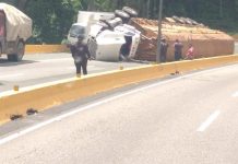 Volcamiento de gandola paralizópor completo la Autopista Regional