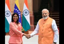 Delcy Rodríguez se reúne en India con el embajador de EE.UU. en plena apertura petrolera Delcy Rodríguez se reúne en India con el embajador de EE.UU. en plena apertura petrolera