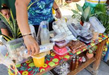 Dulces criollos mantienen a flote a familias de Palo Negro Un ejemplo claro es Sandra Arteaga, quien lidera un emprendimiento familiar, en el sector Ocumarito, que opera sin descanso durante todo el año.