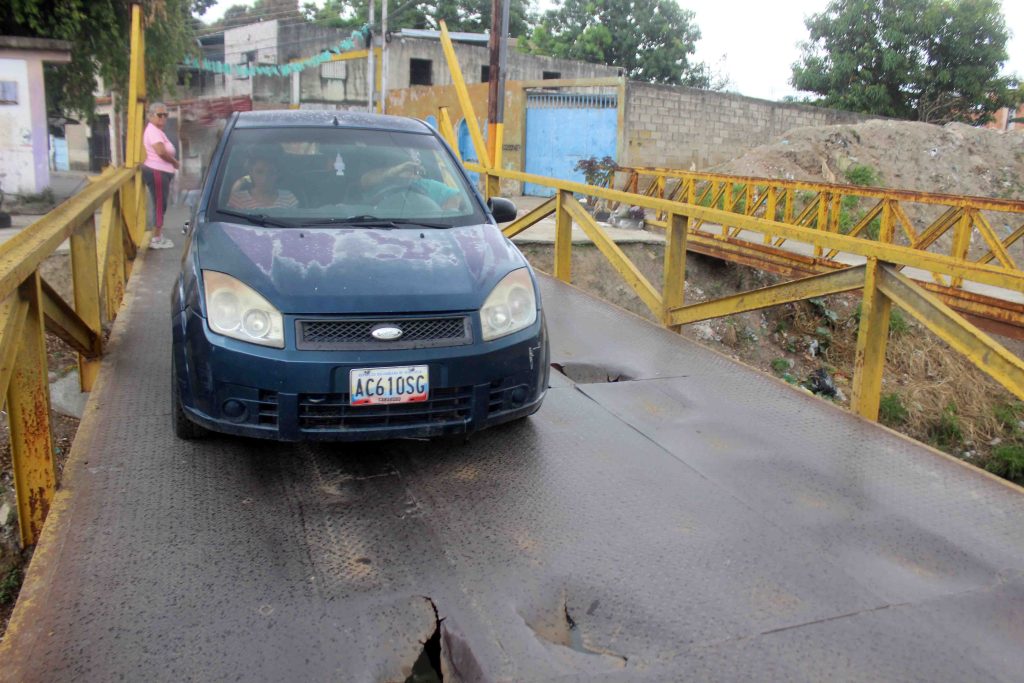 Se cae a pedazos puente del sector Alberto Solano