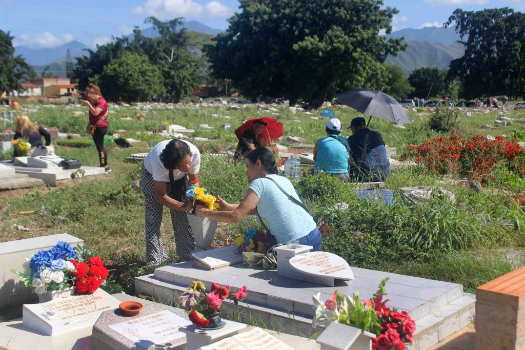 Familias convirtieron el Cementerio Metropolitano en el epicentro del Día del Padre elsiglo.com.ve