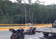 Murió motorizado al estrellarse contra ambulancia estacionada en la ARC De acuerdo con la información preliminar, Vicente Germán Peralta Castañeda circulaba a bordo de una motocicleta, presuntamente a exceso de velocidad, cuando perdió el control del vehículo y se estrelló contra una ambulancia que se encontraba estacionada en el hombrillo de la vía.