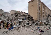 Derrumbe de edificio en Bosque Valle en la Av. Intercomunal tras sismo Entre los escombros se ha confirmado el lamentable fallecimiento de tres personas, identificadas como Yexika Gimón —esposa del preso político Adrián De Gouveia de Sousa—, su suegra, María del Rosario Pérez, y su sobrina, María José Salas. En medio del siniestro, los equipos de salvamento lograron rescatar con vida a una de las hijas del detenido, quien ya recibe atención médica.