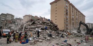 Derrumbe de edificio en Bosque Valle en la Av. Intercomunal tras sismo Entre los escombros se ha confirmado el lamentable fallecimiento de tres personas, identificadas como Yexika Gimón —esposa del preso político Adrián De Gouveia de Sousa—, su suegra, María del Rosario Pérez, y su sobrina, María José Salas. En medio del siniestro, los equipos de salvamento lograron rescatar con vida a una de las hijas del detenido, quien ya recibe atención médica.