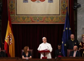 Papa pide en el Congreso español una respuesta mundial al «trágico drama migratorio» Papa pide en el Congreso español una respuesta mundial al "trágico drama migratorio"