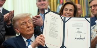Trump firma la ley que destina 70.000 millones de dólares al control de la inmigración